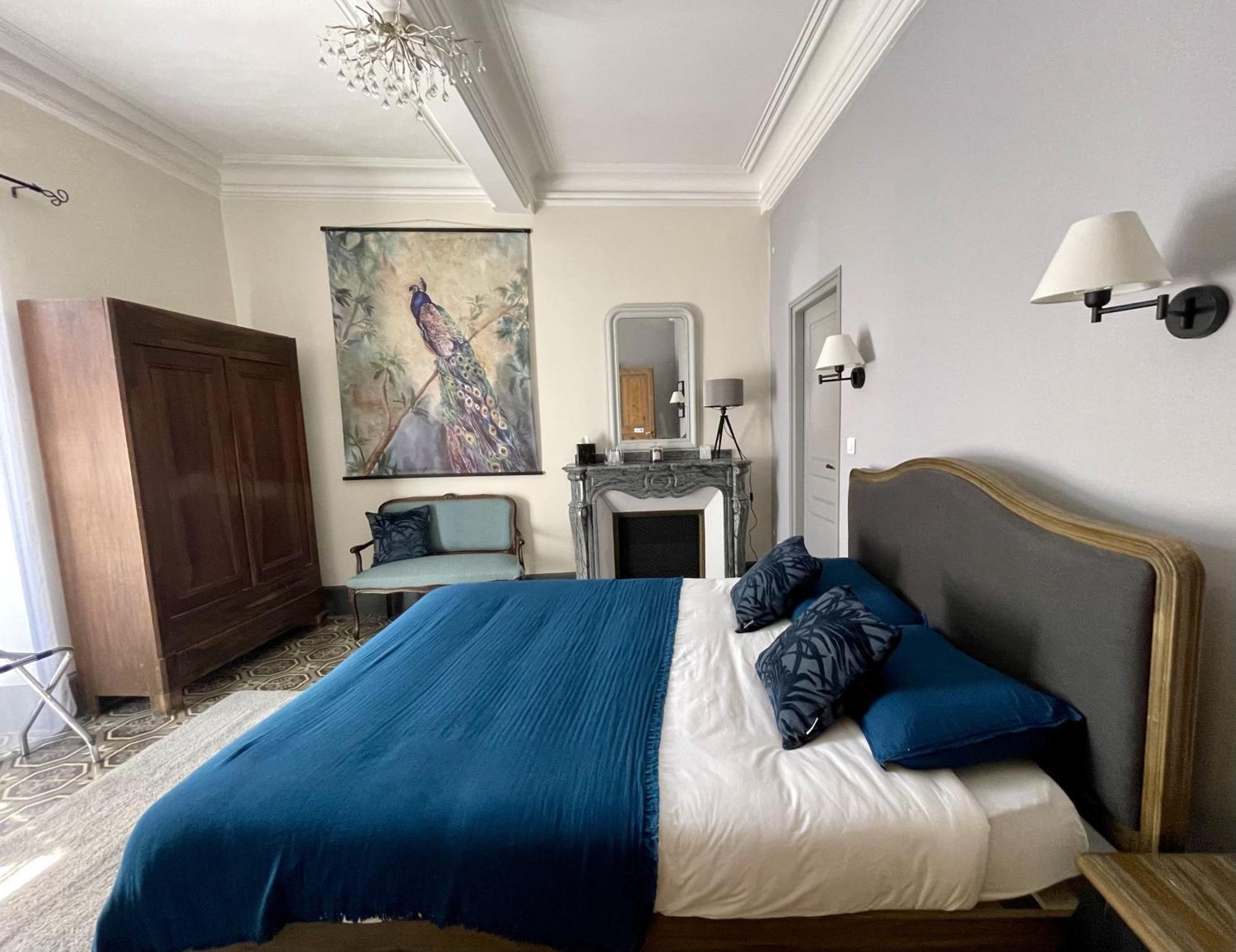 Bed and Breakfast L'Oiseau Bleu Peacock Roubia Exterior foto