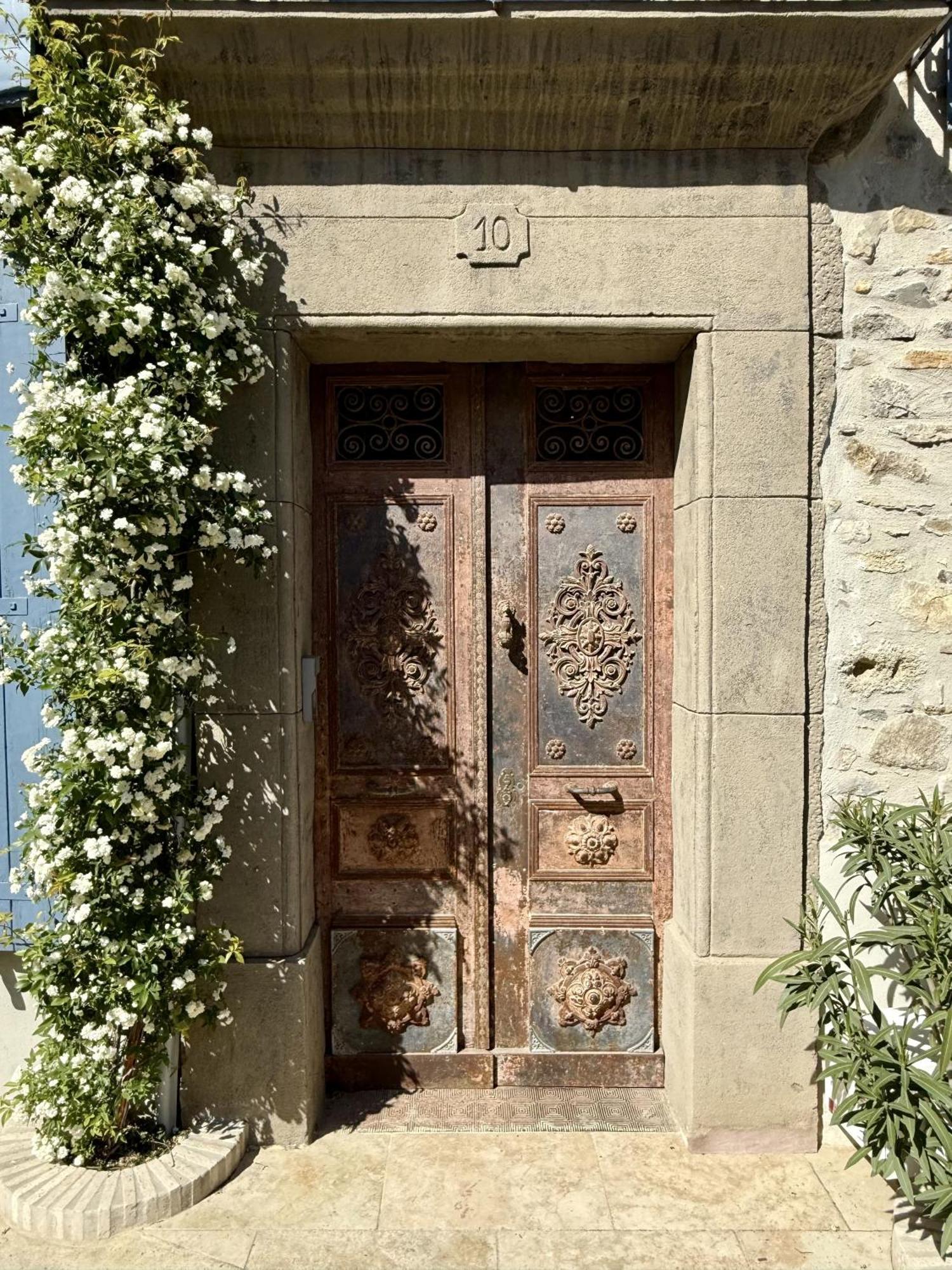 Bed and Breakfast L'Oiseau Bleu Peacock Roubia Exterior foto